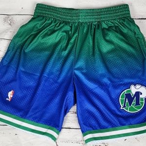 New with tags Mitchell & Ness NBA Dallas Mavericks Fadeaway Swingman Shorts 1998
